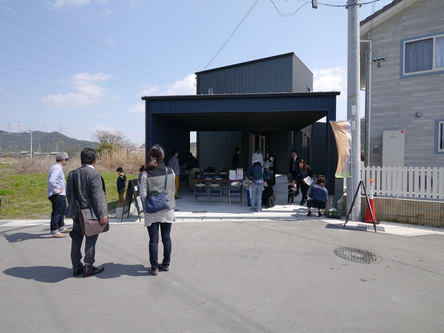 「川沿いに建つ片流れ屋根の家」オープンハウス1