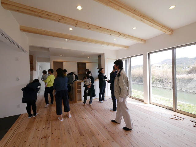 「川沿いに建つ片流れ屋根の家」オープンハウス3