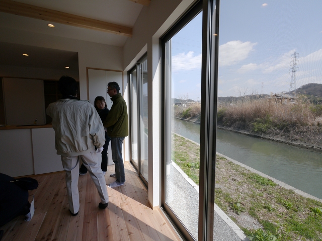 「川沿いに建つ片流れ屋根の家」オープンハウスが終了4