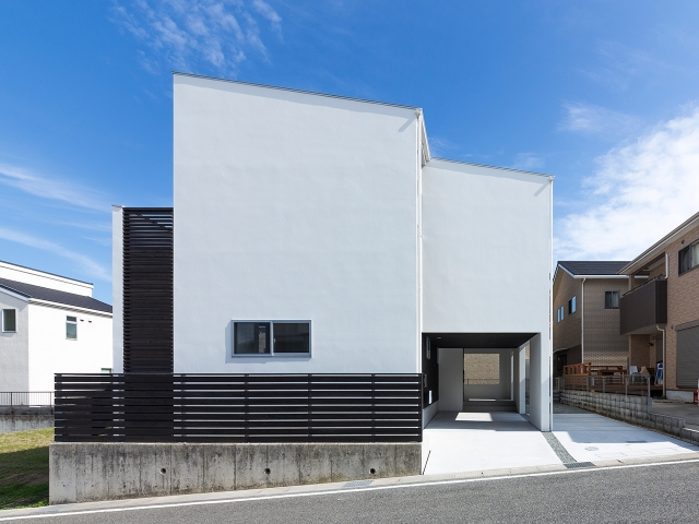 片流れ屋根のシンプルな外観！昼景