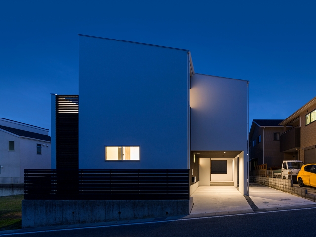 片流れ屋根のシンプルな外観！夕景