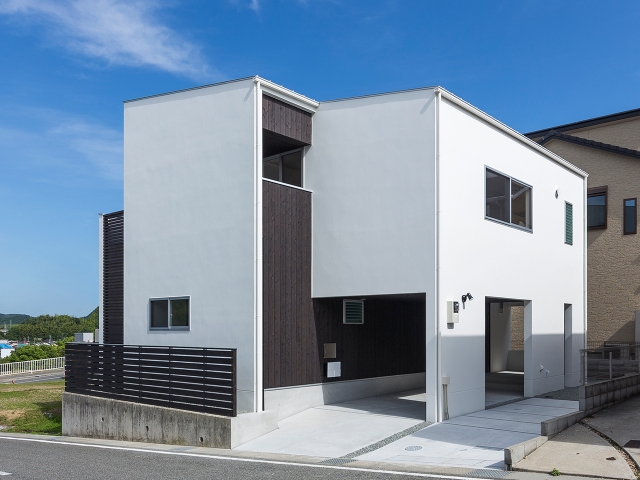 建物と一体になった屋根付き駐車場（ビルトインガレージ）！昼景