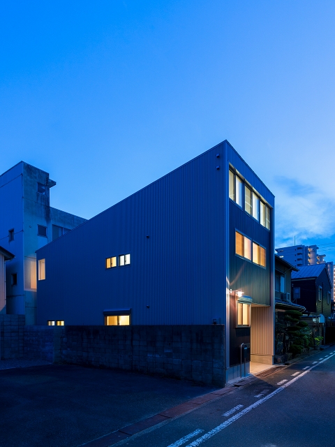 シンプルな片流れの屋根！夕景