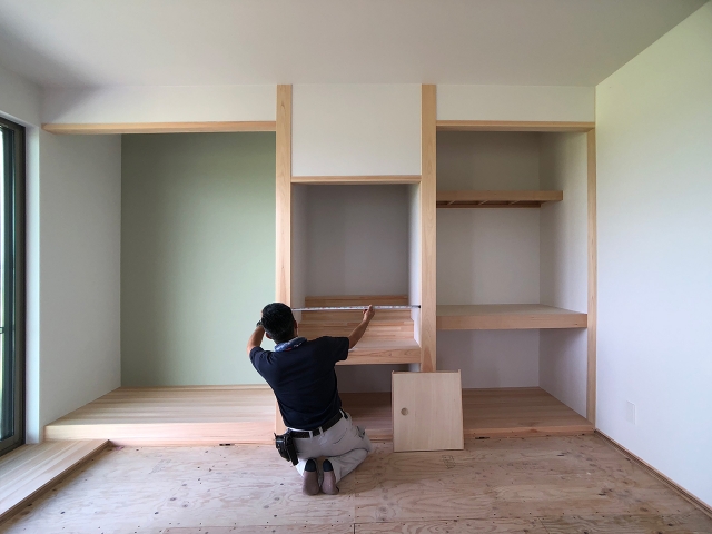 建具の取り付け前確認中2