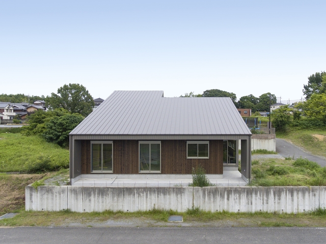 高台に建つ家