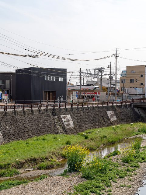 変形敷地に建つアトリエのある住宅