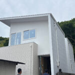 白い外観