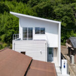 窓からの景色を楽しむ白い家