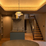 アイアン階段と間接照明の演出1